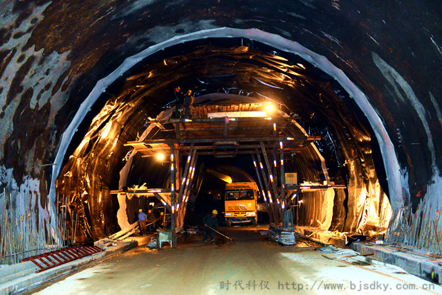 空壓機(jī)應(yīng)用行業(yè)分析-3-時(shí)代科儀-隧道掘進(jìn)_副本.jpg 空壓機(jī)應(yīng)用行業(yè)分析-3-時(shí)代科儀-隧道掘進(jìn)_副本.jpg